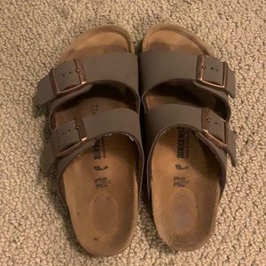 Kids Brown Birkenstock’s. In very good condition. Only worn a few times.